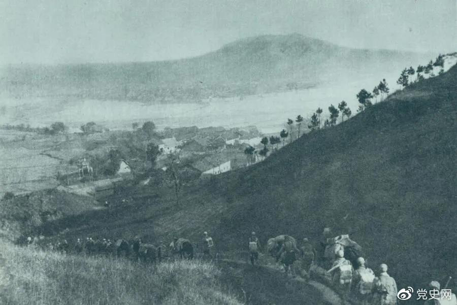 1945年4月6日，太行部隊等向白晉、同蒲沿線上的日軍展開攻擊。這是八路軍向祁縣開進。