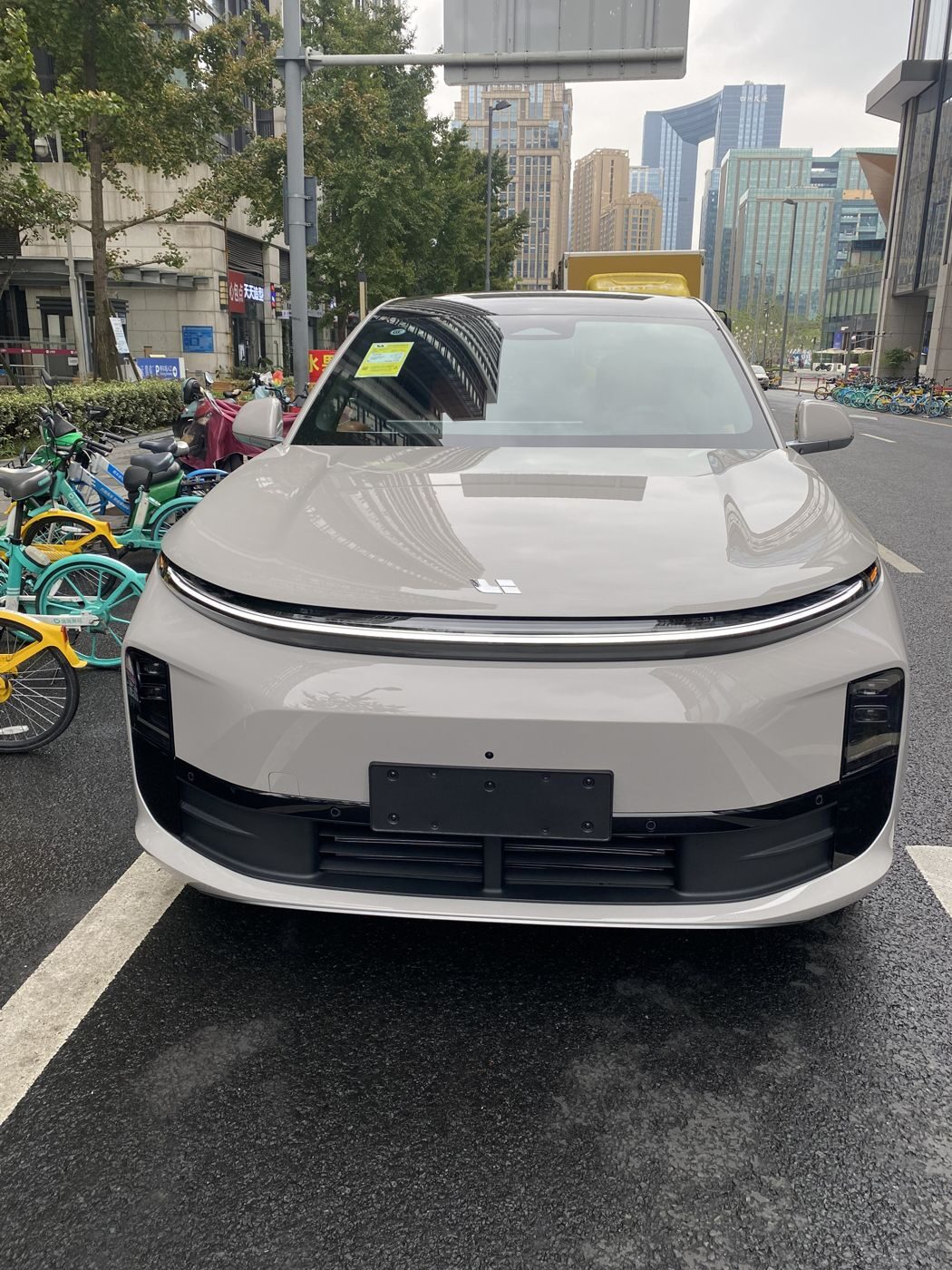 J9集团平台 MEGA 高压纯电 MPV